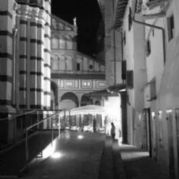 Piazza del Duomo à Pistoia la nuit