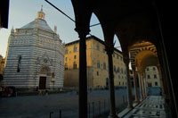 Piazza del Duomo a Pistoia, vista battistero